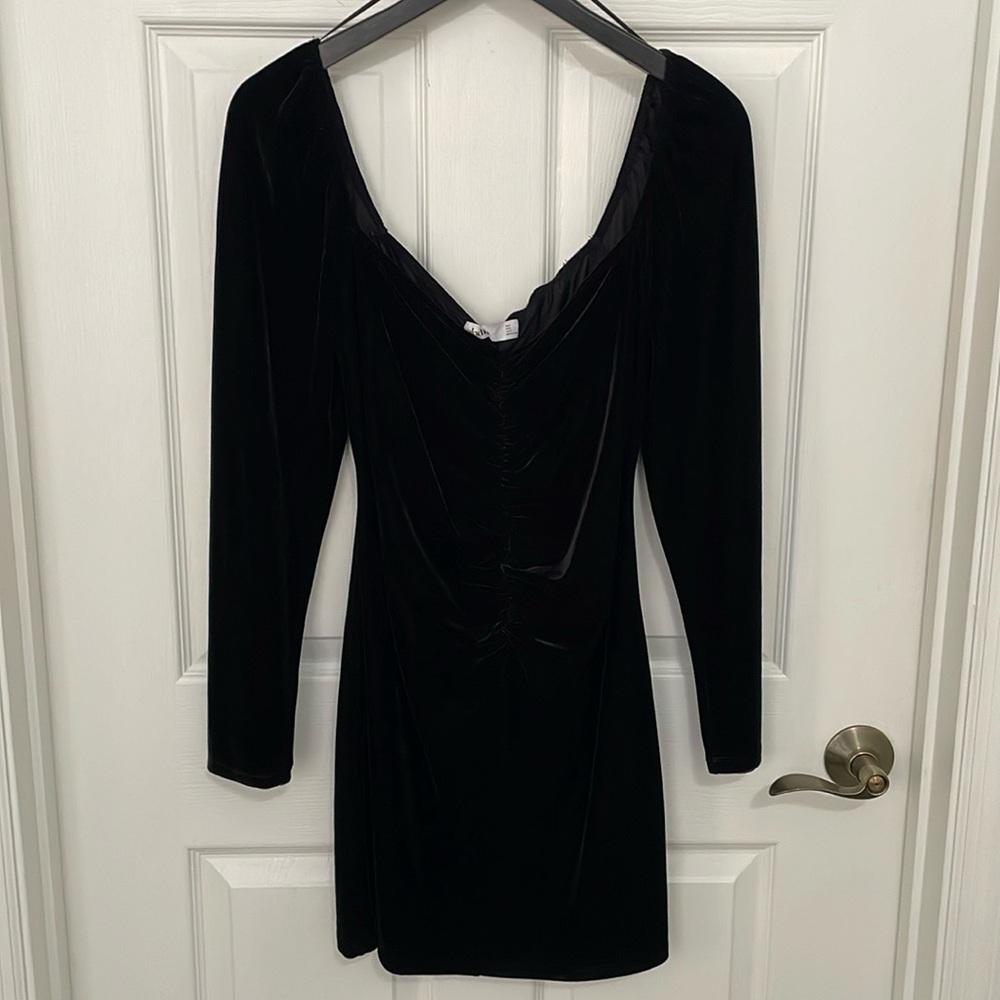 Elodie women’s black velour scrunch long sleeve mini dress